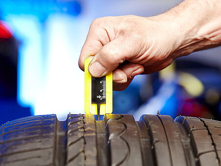 Arrêt au stand pour le printemps : comment changer tes pneus sans stress